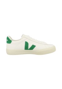 Sneakers bianchi con logo in feltro verde e linguetta sul tallone, suola in gomma, punta tonda e design con lacci. Texture della pelle liscia.