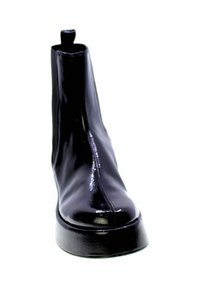 Stivaletto alla caviglia in pelle nera lucida con punta arrotondata e anello di tiraggio posteriore, mostrato di fronte su sfondo bianco.