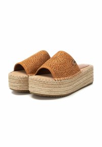 Sandalias de ante perforado marrón, tipo slip-on, con una suela de plataforma envuelta en yute, que cuentan con una plantilla suave y un diseño de puntera abierta.