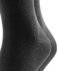 Calcetines de algodón gris que muestran una textura acanalada, con una tela suave y talón reforzado. Dos calcetines posicionados uno al lado del otro para su exhibición.