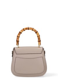 Borsa beige con un design strutturato, manico in bambù, dettagli in metallo dorato e una tasca frontale. Texture in pelle liscia.