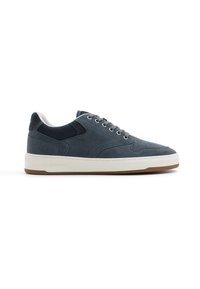 Sneakers grigi in suede con suola in gomma bianca, punta tonda e dettagli elastici grigi sui lati. Occhielli in metallo per i lacci, design semplice.