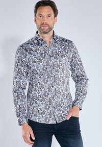 Langärmliges Hemd mit Paisleymuster in Blau- und Weißtönen, aus leichtem Stoff mit Button-Down-Kragen.