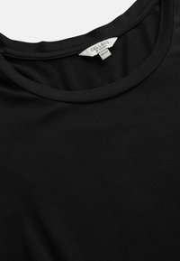 Sort bomulds T-shirt med rund halsudskæring og blød tekstur. Mærket siger "CELLBES of Sweden," med plejeinstruktioner synlige.