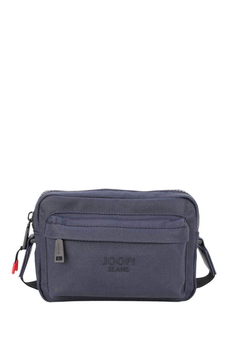 Borsa a tracolla in tela blu navy con chiusura a zip, tasca frontale, accento rosso sul tirazip e logo "JOOP! JEANS" in rilievo sul fronte.