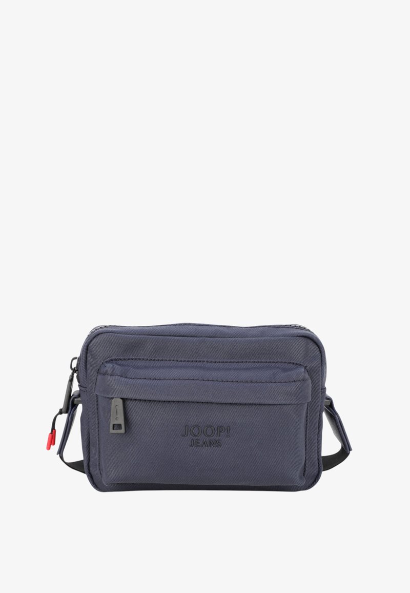 Laadukas tummansininen kankainen olkalaukku, jossa on vetoketjukiinnitys, etutasku, punainen yksityiskohta vetoketjun vedossa ja kohokuvioitu "JOOP! JEANS" -logo edessä.