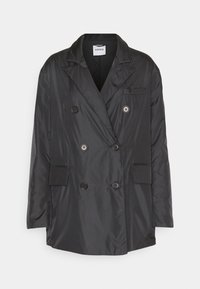Veste noire double boutonnage en tissu lisse, dotée de deux poches avant, de revers en crans et de grands boutons noirs.