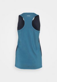 Una canotta atletica senza maniche caratterizzata da un frontale teal e lati blu navy, realizzata in tessuto liscio e traspirante con scollo rotondo.