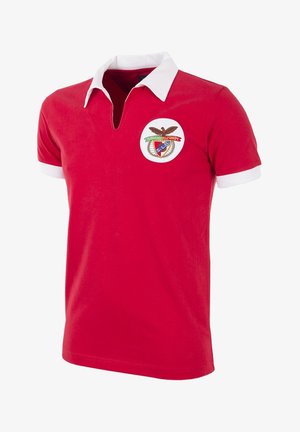 Rode polo shirt met een witte kraag en manchetten, voorzien van een embleem met een adelaar en "SLB" in het midden. Katoenen materiaal, korte mouwen.