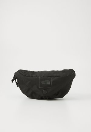 Czarna pikowana nerka z przednim zatrzaskiem i logo The North Face na białym tle.