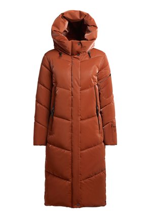 Hosszú, bélelt kabát égett narancssárga színben, nagy, bélelt kapucnival, cipzáras oldalzsebekkel és egyenes, túlméretezett sziluettel.