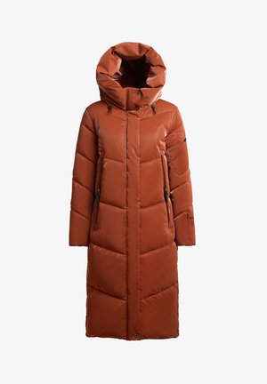 Hosszú, bélelt kabát égett narancssárga színben, nagy, bélelt kapucnival, cipzáras oldalzsebekkel és egyenes, túlméretezett sziluettel.