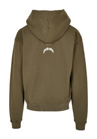 Hanorac cu glugă de culoare verde măsliniu, cu un design cropped, mâneci ribate și un mic grafic alb pe spate. Textură moale și croi lejer.