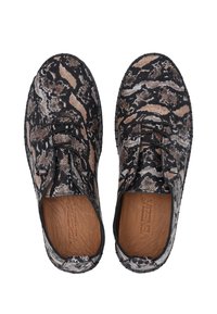 Zwart en beige slangenprint schoenen. Rond neuzen ontwerp met vetersluiting en textielstof. De binnenkant heeft een gladde tan lederen voering.