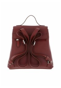 Sac à dos en cuir rouge foncé avec des bretelles réglables, une poignée supérieure et une poche zippée horizontale sur un fond blanc.