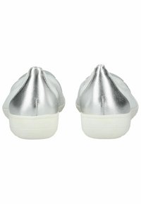 Silberne metallische Rückseite der Schuhe mit glatter Textur, weißen Gummisohlen und einem spitz zulaufenden Design an der Ferse. Schlichte und elegante Konstruktion.