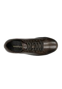 Sneaker in pelle marrone con punta arrotondata, lacci neri, interno testurizzato e logo sulla soletta. Finitura liscia con una curvatura sottile.
