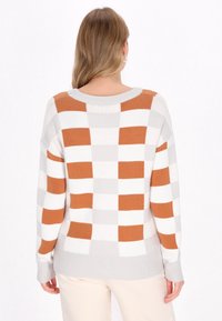 Strickpullover mit einem Schachbrettmuster in Orange, Weiß und Grau. Mit Rundhalsausschnitt und gerippten Bündchen sowie Saum für einen lässigen Sitz.