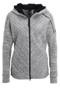 Sudadera gris con una apariencia texturizada y jaspeada. Presenta un forro de forro polar negro en la capucha, cierre frontal con cremallera y bolsillos laterales.