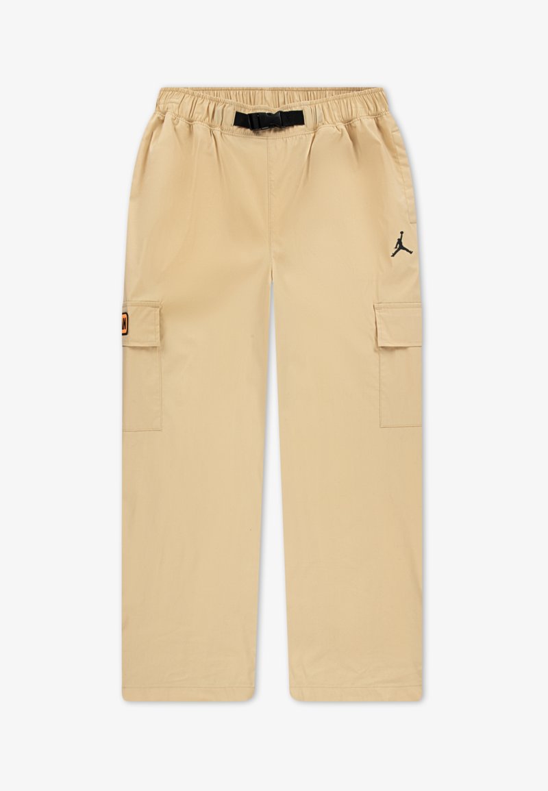 Beżowe spodnie cargo z elastycznym pasem i czarnym sznurkiem, z bocznymi kieszeniami cargo oraz czarnym logo na lewej udzie.