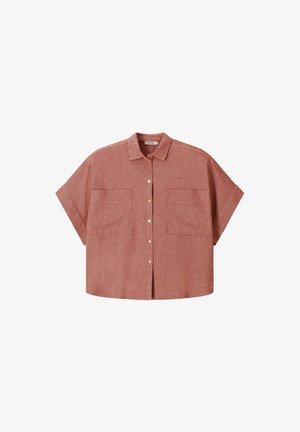 Chemise à manches courtes couleur rouille, boutonnée sur le devant avec un col et deux poches poitrine, présentant un motif de tissu texturé subtil.
