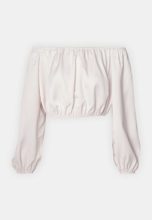 Vállon hordható, rózsaszín selyem cropped top, puffadt hosszú ujjaival és elasztikus mandzsettáival, összegyűrt melltartó résszel a jól definiált alakért.