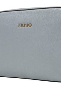 Lyseblå tekstureret lædertaske med et guldpræget logo "LIU•JO" og mørk kant langs øverste kant. Kompakt rektangulær form.
