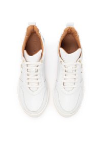 Baskets blanches avec un dessus en cuir lisse, un design à lacets, des accents perforés sur les côtés et une doublure intérieure marron clair.