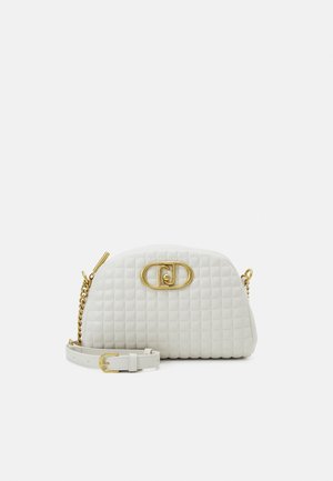 Sac bandoulière en cuir blanc matelassé avec une chaîne en or et une boucle logo dorée sur le devant, sur un fond uni.