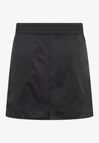 Svart satin mini-skirt med resårmidja, slät textur, rak passform och inga synliga mönster eller hårdvarudetaljer.