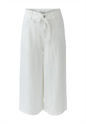 Pantalon blanc à jambes larges et coupé court taille haute, avec poches frontales, un bouton et une ceinture en tissu nouée à la taille.
