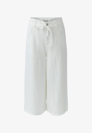 Pantalon blanc à jambes larges et coupé court taille haute, avec poches frontales, un bouton et une ceinture en tissu nouée à la taille.