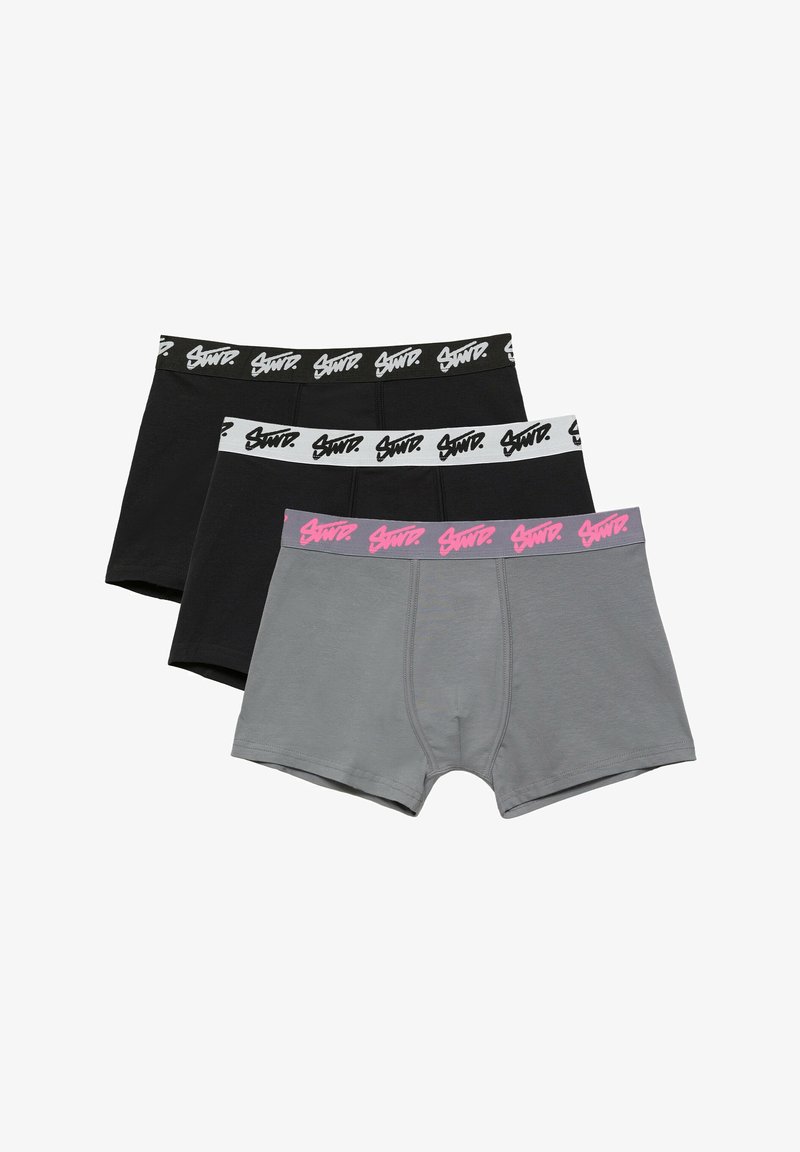Trois paires de boxers pour hommes en noir et gris avec des ceintures de marque en noir, blanc et gris avec un texte rose.