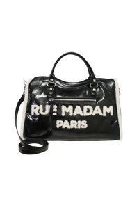 Svart patenterad läderhandväska med vita fuskpälsdetaljer, med texten "RUE MADAM PARIS" i fet vit stil och justerbar rem.