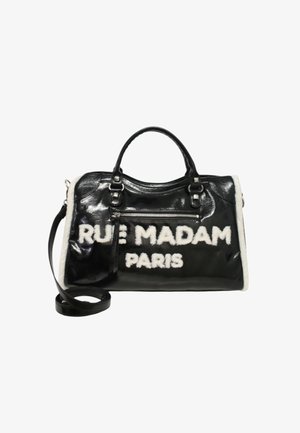 Sort patenteret læderhåndtaske med hvide kunstpelsdetaljer, der har teksten "RUE MADAM PARIS" i fed hvit skrift, og justerbar rem.