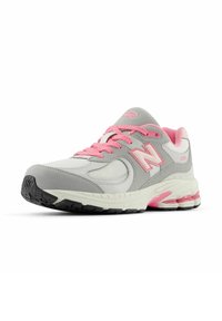 Scarpa sportiva grigia e bianca con dettagli rosa, con una parte superiore in mesh e pelle scamosciata, colletto imbottito e suola in gomma resistente.