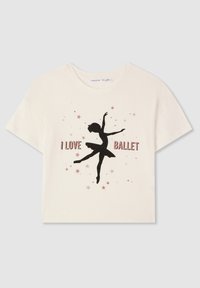 Biała koszulka z krótkim rękawem z czarną grafiką tancerki baletowej, ozdobiona czerwonymi i srebrnymi gwiazdkami, oraz napisem "KOCHAM BALET" w bold czerwonym.