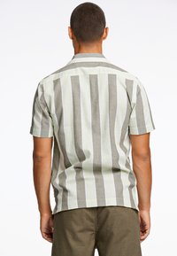 Korte mouwen, knoopsluiting shirt met verticale strepen in lichtgroen en donkergrijs. Gemaakt van een gestructureerde, lichte stof.