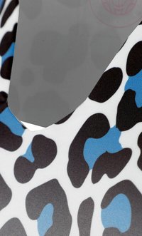 Tejido de estampado de leopardo con manchas negras y azules sobre un fondo blanco, con una textura suave y un detalle de escote en V.