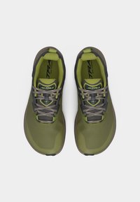 Ζευγάρι από πράσινα και γκρίζα παπούτσια trail running Altra Timp 6, βρισκόμενα από πάνω σε λευκό φόντο.