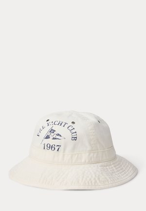 Chapeau bob blanc avec "P&R Yacht Club 1967" et un drapeau nautique imprimé en bleu sur le devant.