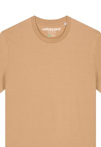 Tan T-shirt van zacht materiaal, met een ronde hals, korte mouwen en een label met merk- en verzorgingsinstructies binnenin de kraag.