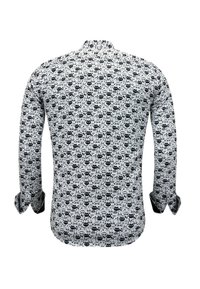 Wit shirt met lange mouwen, bedrukt met zwarte cartoon kattengezichten, gezien van achteren met gedeeltelijk opgerolde mouwen.