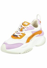 Baskets blanches avec des accents violets et oranges, en matériau en maille et synthétique, avec une pointe arrondie, une semelle épaisse, dotées d'un design à lacets et d'une marque sur le côté.