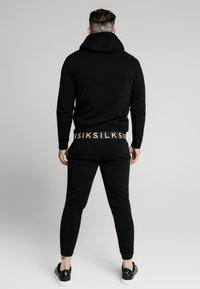 SIKSILK Jersey con capucha - black