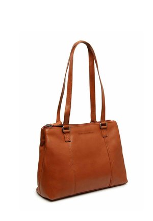 Sac cabas en cuir marron avec double longues anses et fermeture éclair sur le dessus, texture lisse, forme rectangulaire structurée.