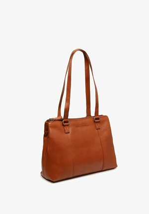 Sac cabas en cuir marron avec double longues anses et fermeture éclair sur le dessus, texture lisse, forme rectangulaire structurée.