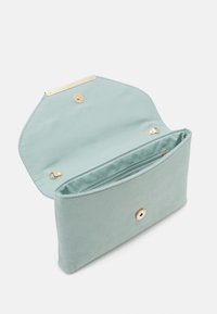 Cartera verde menta con una textura suave y lisa. El diseño abierto presenta un cierre de presión dorado y un compartimento con cremallera para una mejor organización.