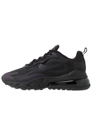 Czarny sportowy sneaker z widoczną podeszwą z poduszką powietrzną, wiązany, z uchwytem z tyłu na pięcie, widziany z boku.