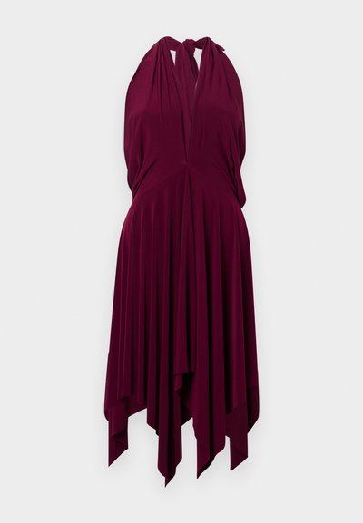 Rochie bordo stil halter cu un design drapat, având un decolteu adânc în V, material moale și tiv asimetric pentru o siluetă fluidă.